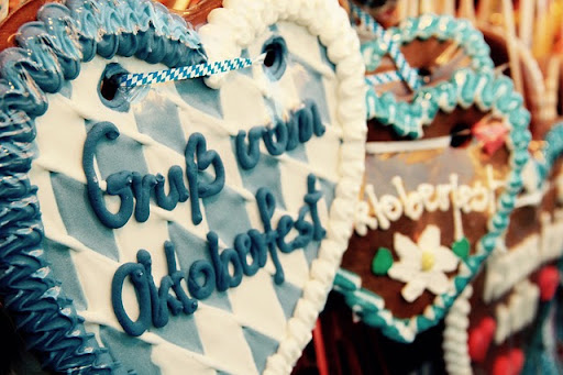 “Grüß von Oktoberfest” written on a white-blue honey-cake heart